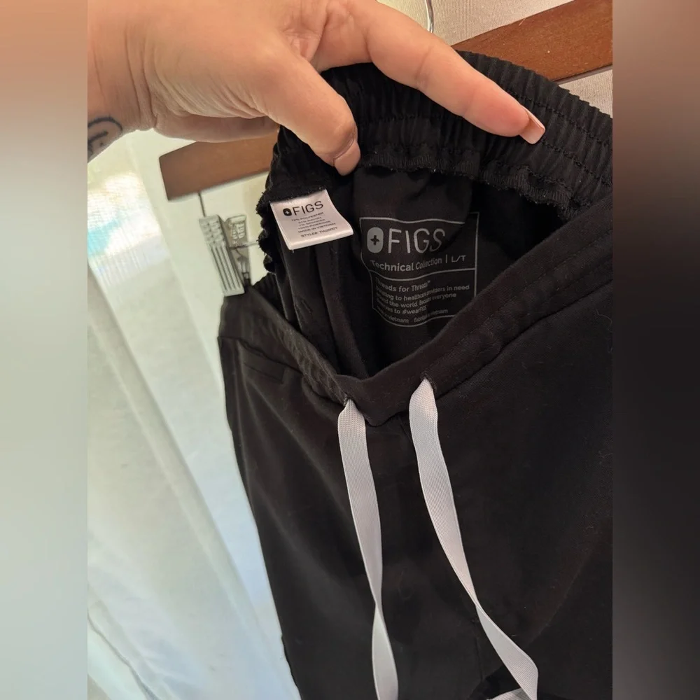 Figs Black Cargo Pants with Relaxed Fit and Elastic Cuffs scrubs‎ scrub